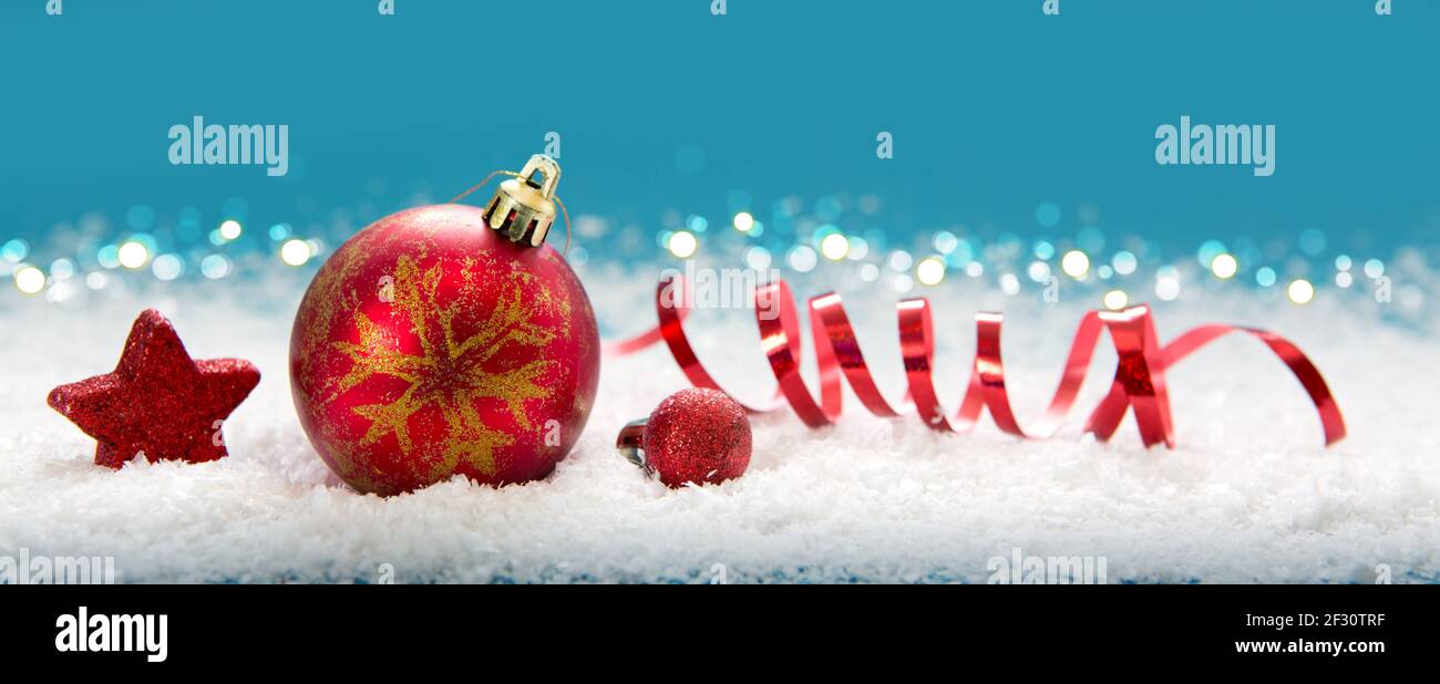 Pallina rossa di Natale isolata su sfondo blu luci. Foto Stock