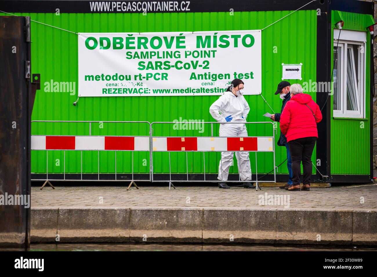 Praga, repubblica Ceca - 12 Marzo 2021. Punto di campionamento in contenitore sulla riva del fiume Moldau con persone in attesa di campioni Foto Stock