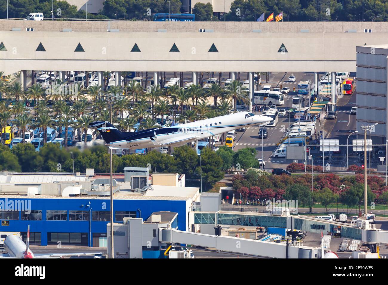 Palma de Mallorca, Spagna - 21 luglio 2018: Foto aerea di un aereo Air Hamburg Embraer Legacy 650 all'aeroporto di Palma de Mallorca in Spagna. Foto Stock