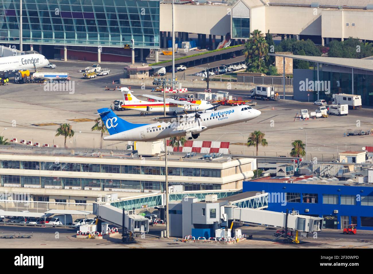 Palma de Mallorca, Spagna - 21 luglio 2018: Foto aerea di un aereo Air Europa Express ATR-72 all'aeroporto di Palma de Mallorca in Spagna. Foto Stock
