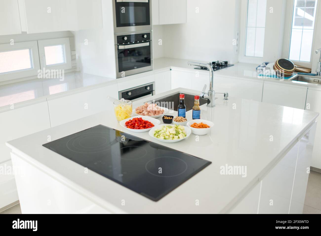 Cucina moderna in bella casa con ingredienti alimentari Foto Stock
