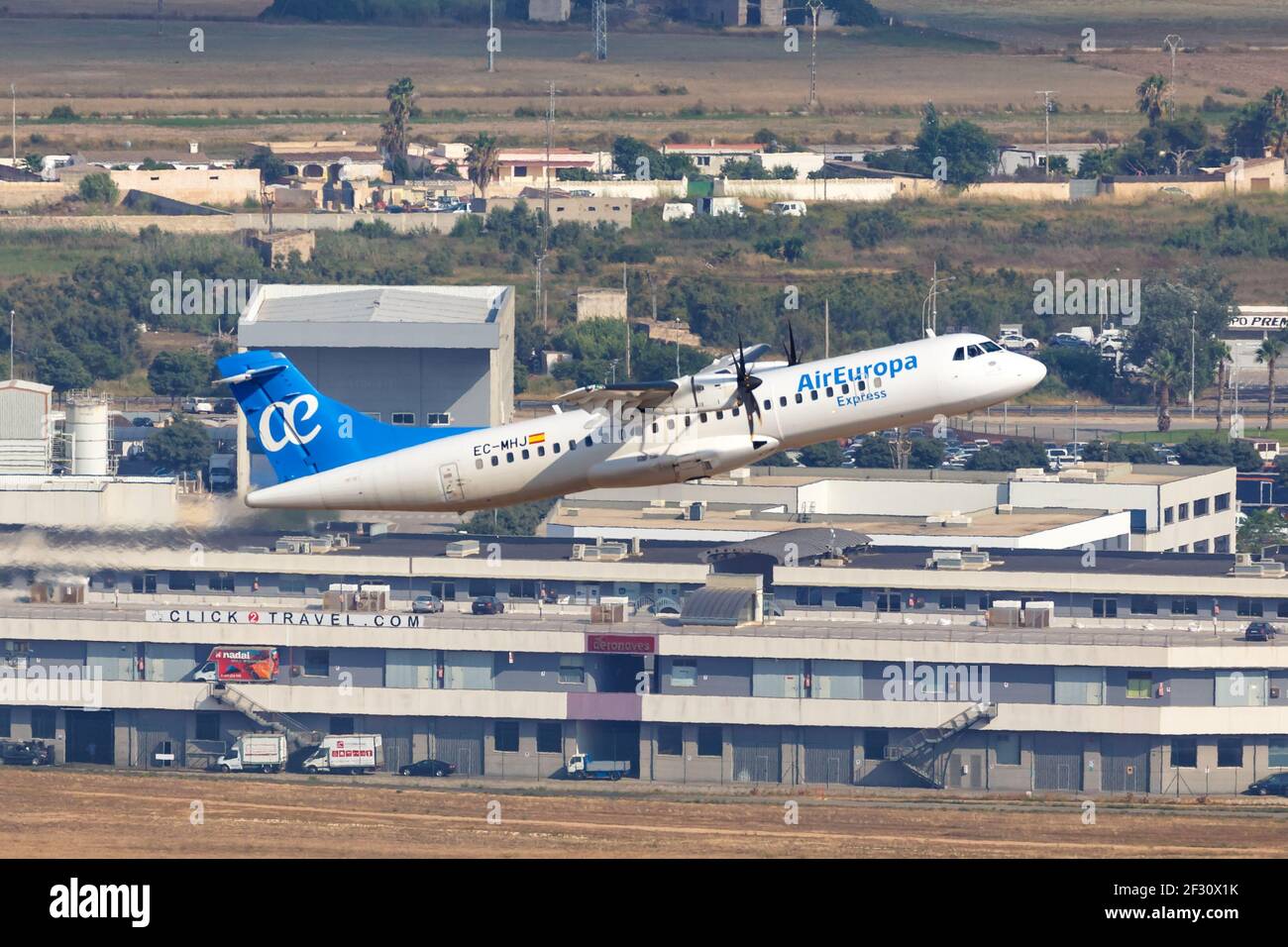 Palma de Mallorca, Spagna - 21 luglio 2018: Foto aerea di un aereo Air Europa Express ATR-72 all'aeroporto di Palma de Mallorca in Spagna. Foto Stock