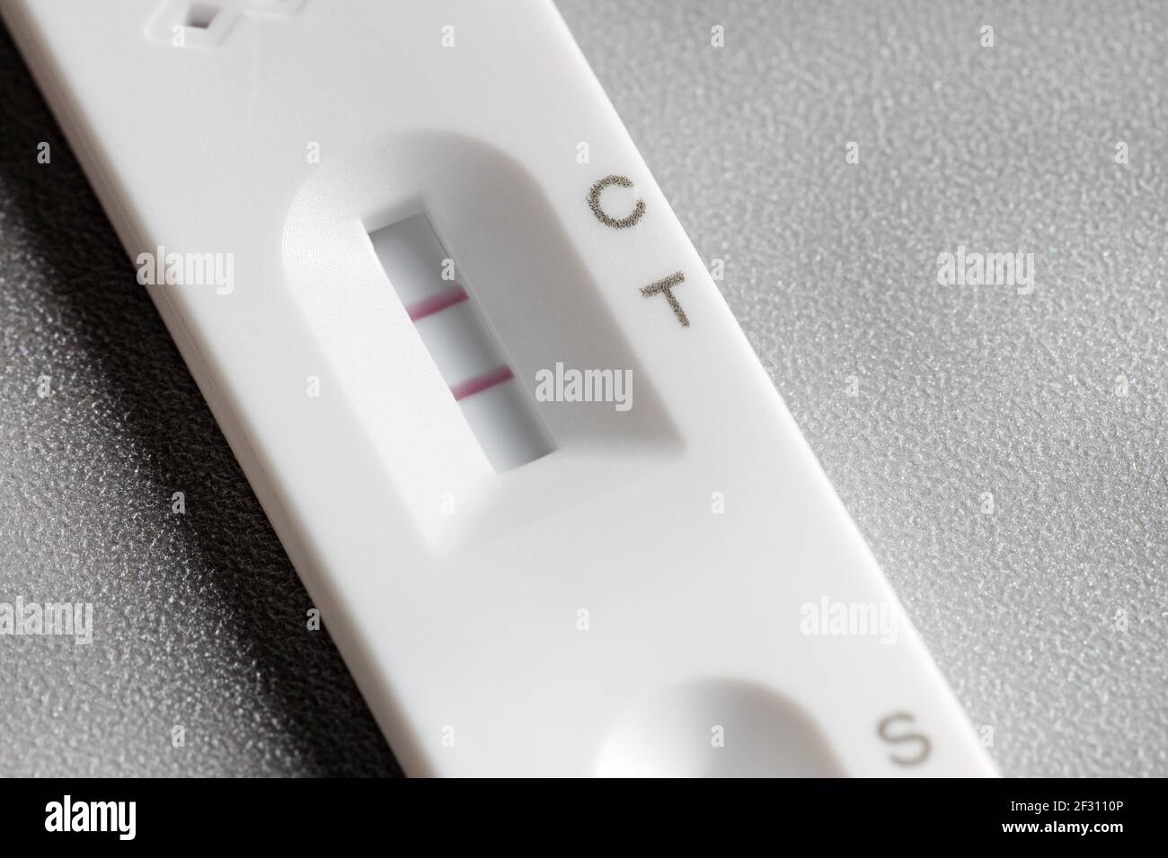 Kit di autodiagnosi a flusso laterale rapido Coronavirus Innova Covid-19 con Risultato positivo simulato Foto Stock