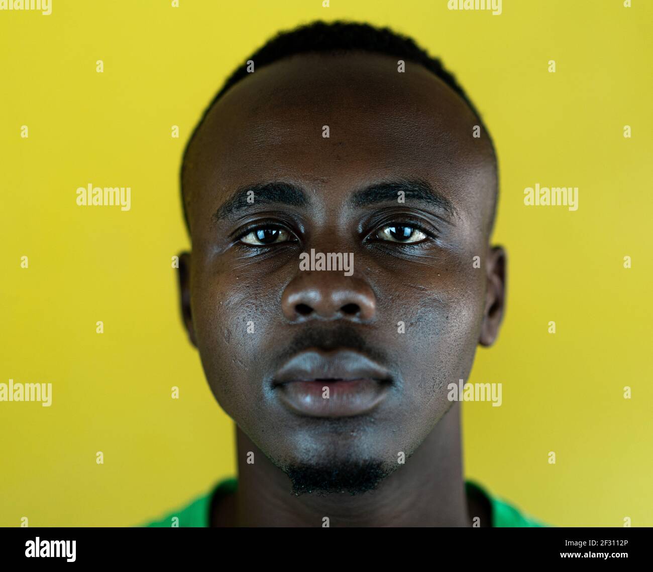 Bel ritratto di un giovane uomo nero afroamericano closeup Foto Stock