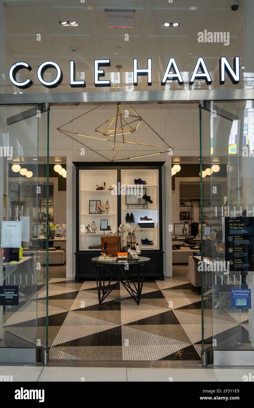 Boutique di lusso nell'Oculus al Westfield World Trade Center, Lower Manhattan, New York, USA Foto Stock