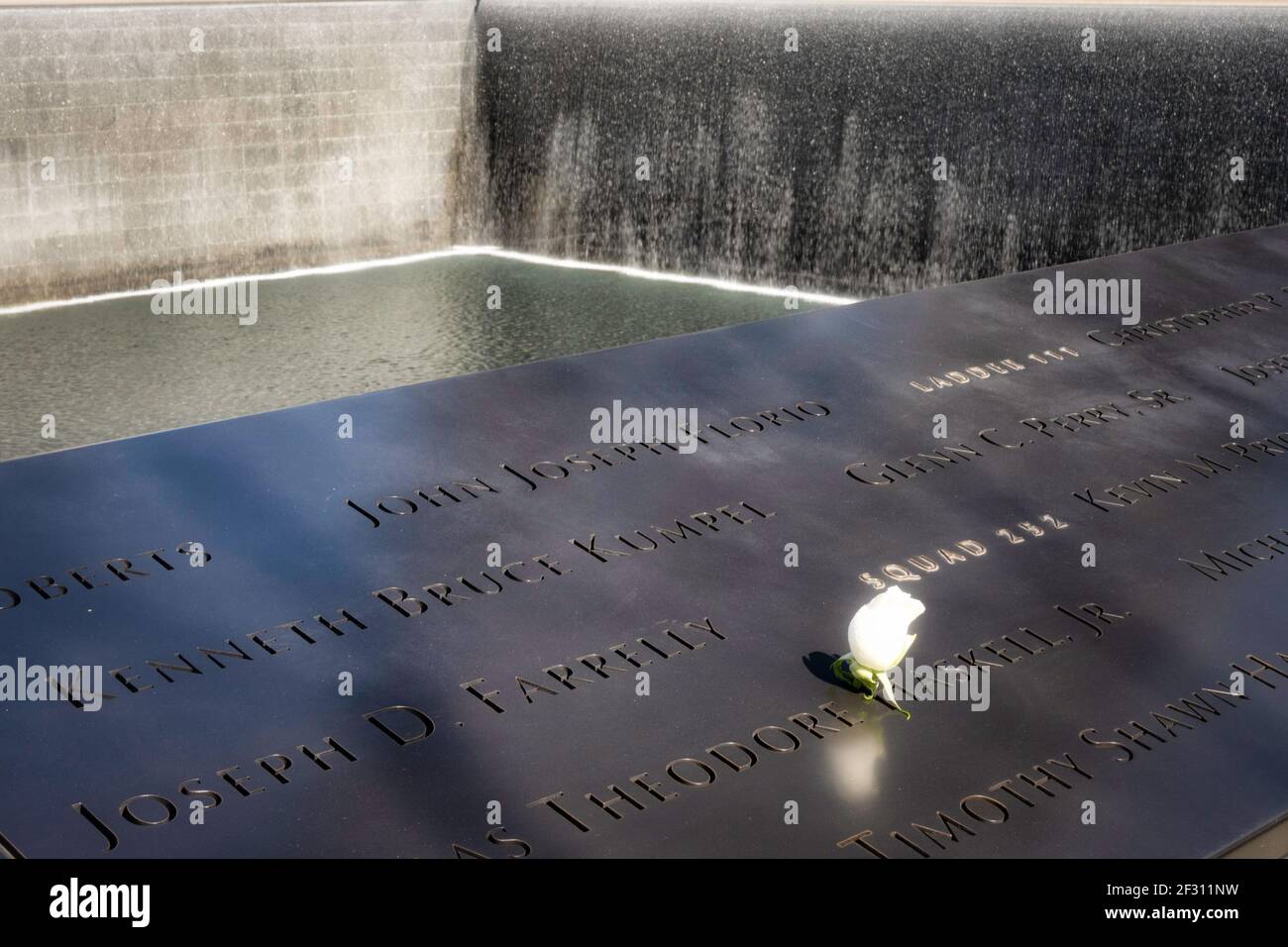 Piscina con cascata, la National September 11 Memorial, la parte inferiore di Manhattan, New York Foto Stock