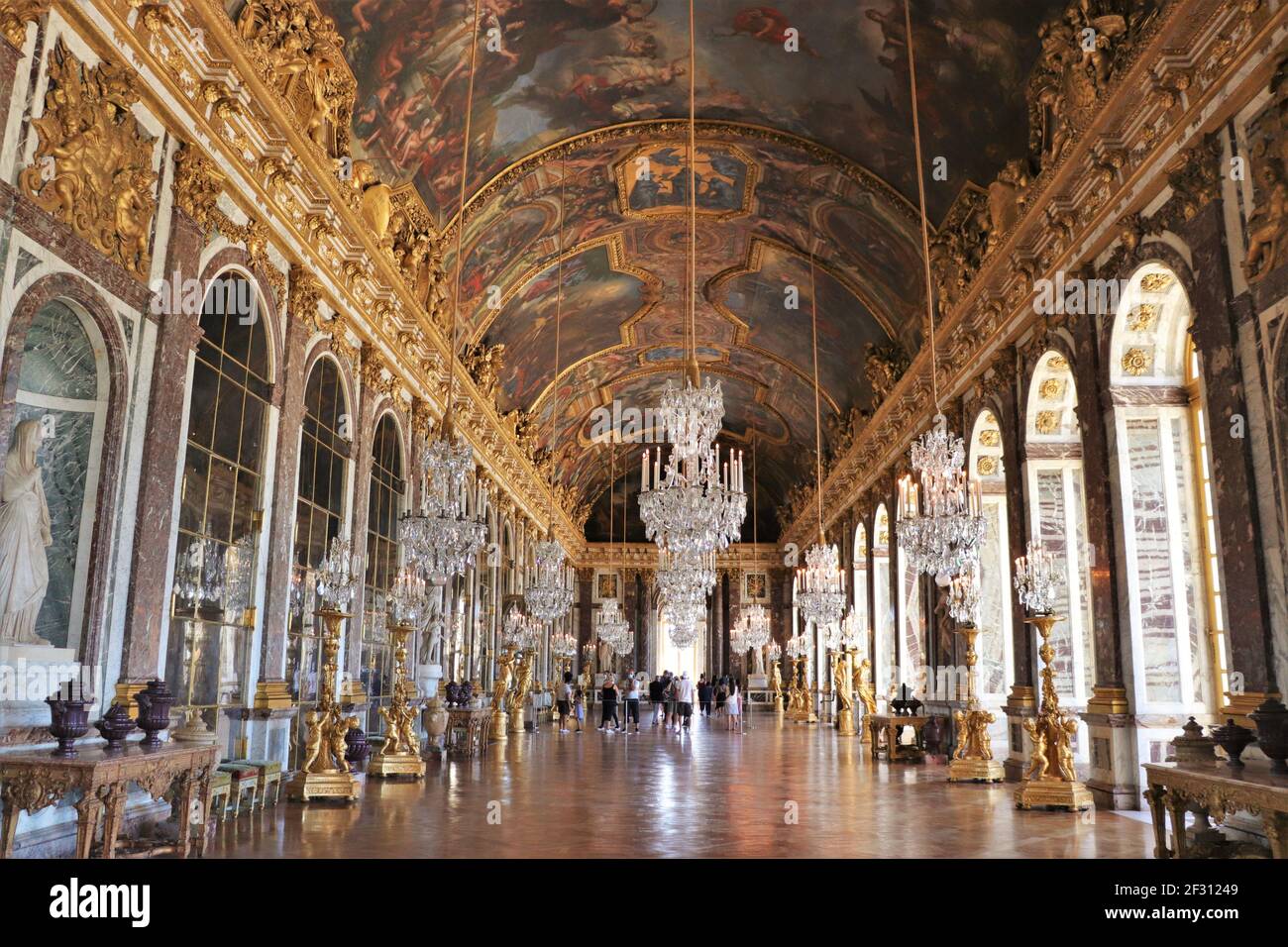 La scintillante Sala degli specchi nella Reggia di Versailles, Francia Foto Stock