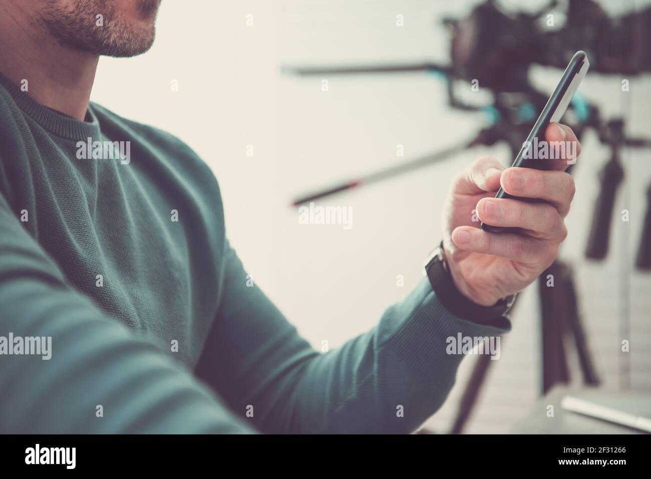 Impiegati caucasici che utilizzano l'applicazione mobile sul suo smartphone moderno primo piano. Foto Stock