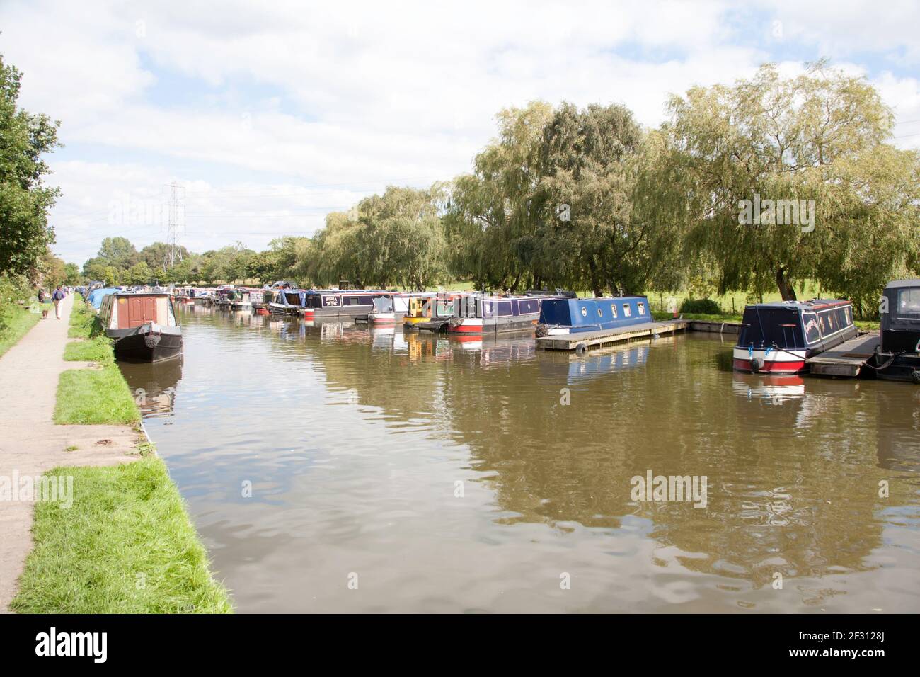 Barche strette ormeggiate e navigate lungo Lord Vernon's Wharf A Nelson Pit sul Macclesfield Canal superiore Poynton Cheshire Inghilterra Foto Stock