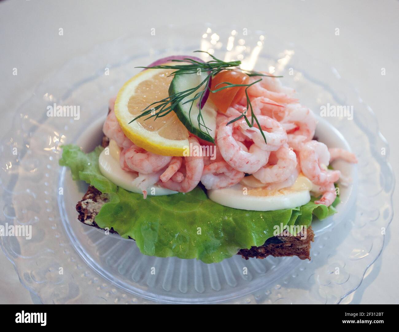 Tradizionale sandwich svedese di gamberi servito in siridslund årdala svezia Foto: Bo Arrhed Foto Stock