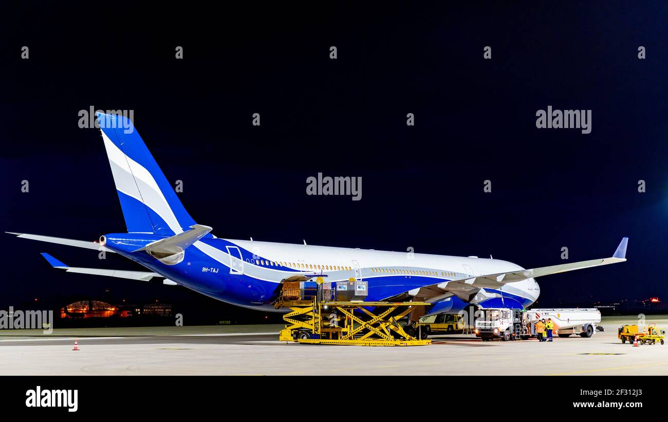 hoersching, austria, 13 marzo 2021, airbus a-330-300 gestito da hi fly malta all'aeroporto di linz Foto Stock