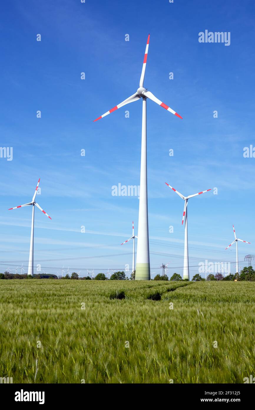 Turbine eoliche moderne in una giornata di sole in Germania Foto Stock