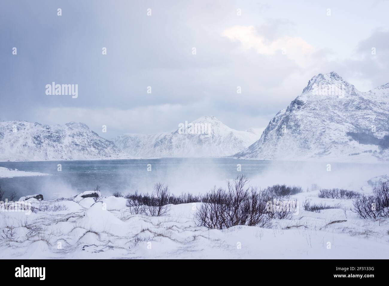 Montagna nebbia nella natura nordica settentrionale Foto Stock