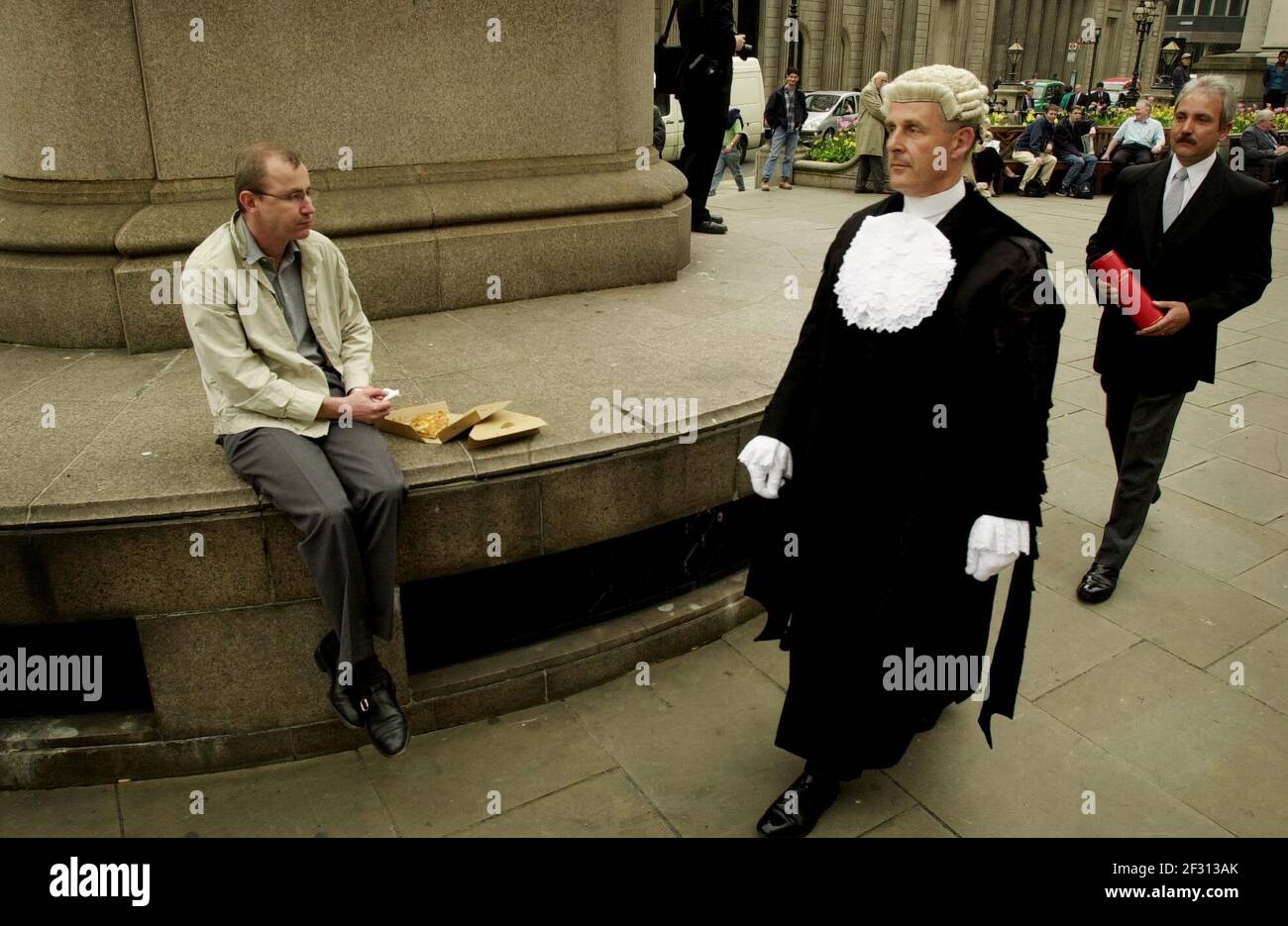 IL CRIER COMUNE E SERGENTE ALLE ARMI PUÒ 2001RICHARD MARTIN ANNUNCIANDO OGGI LA DISSOLUZIONE DEL PARLAMENTO AI PASSI DI LO SCAMBIO REALE IN CITTÀ FOTO ANDY PARADISE Foto Stock