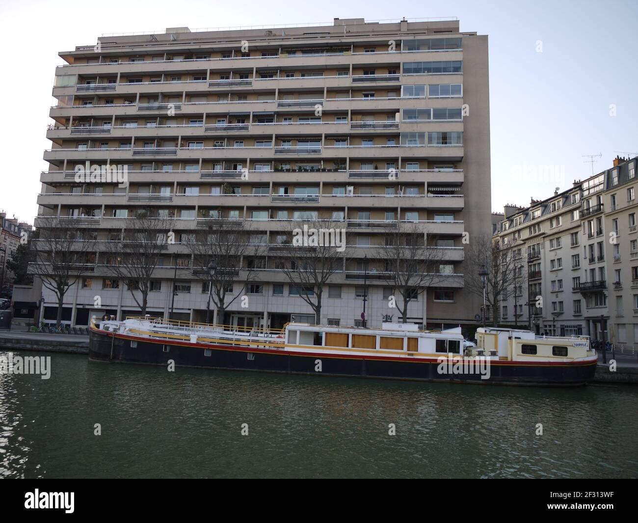 Le banchine del canale Ourcq di Parigi sono a Posto per i parigini a piedi la domenica e per parcheggiare per chiatte Foto Stock