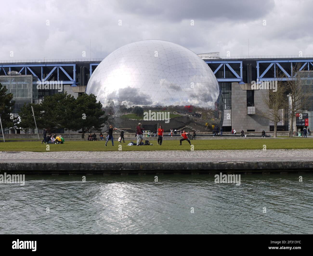 Questa sfera di metallo, a la Villette, un parco a nord di Parigi, contiene una sala cinema Foto Stock