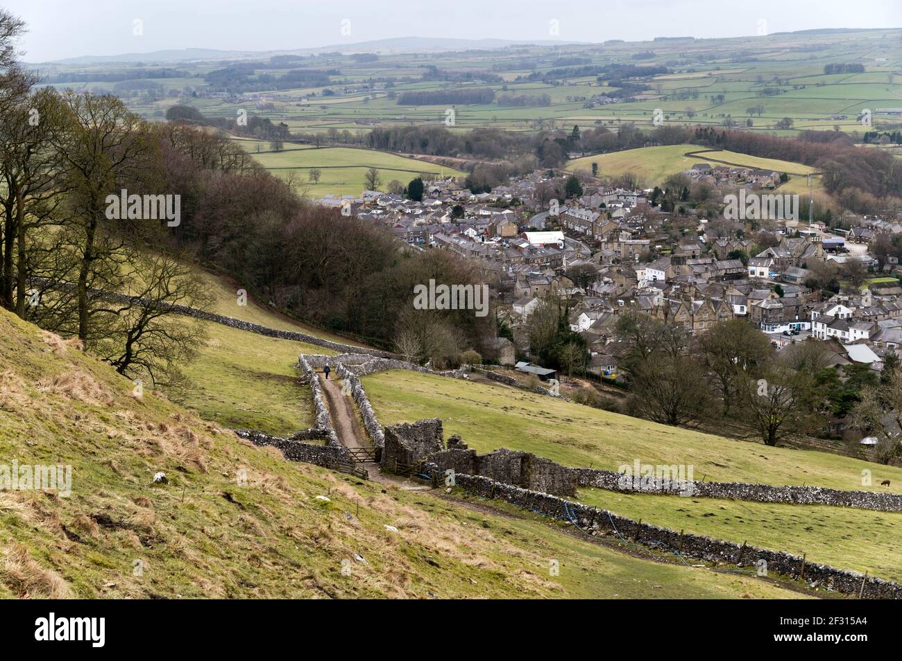 Vista sul piccolo mercato rurale città di Settle, North Yorkshire, Regno Unito. La città si trova ai margini del Parco Nazionale Yorkshire Dales. Foto Stock