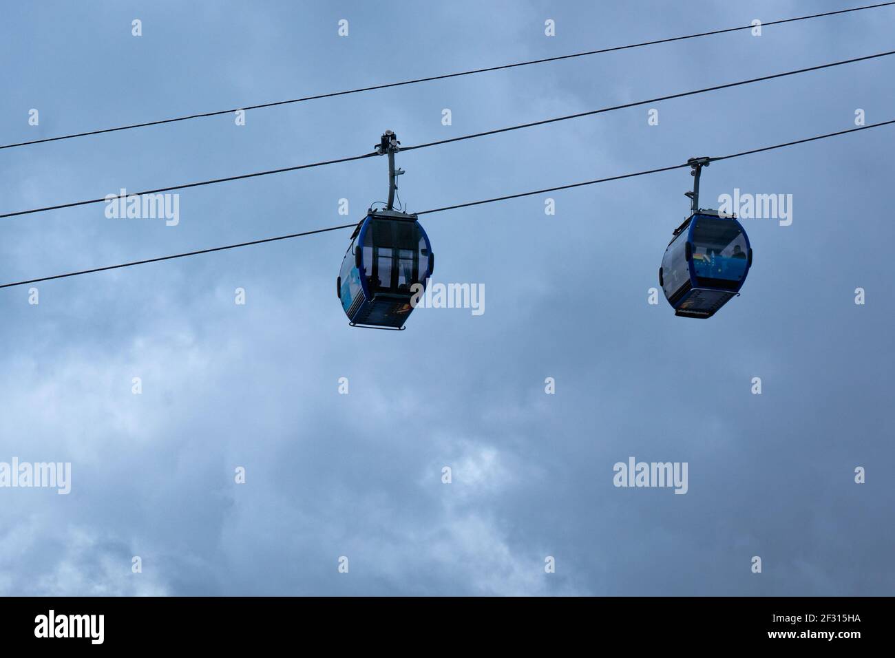 El, Alto, la Paz, Bolivia - Febbraio 11 2021: La linea della funivia Blu (mi Teleferico) su un cielo nuvoloso sfondo Foto Stock