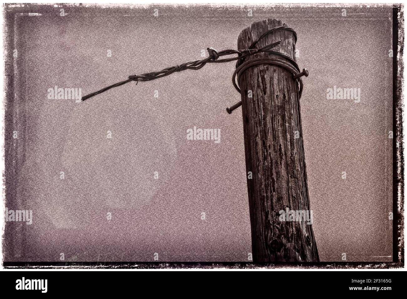 Sono andati così: Un palo da recinzione unico con un filo spinato nella città fantasma del Bodie state Park in California, Foto Stock