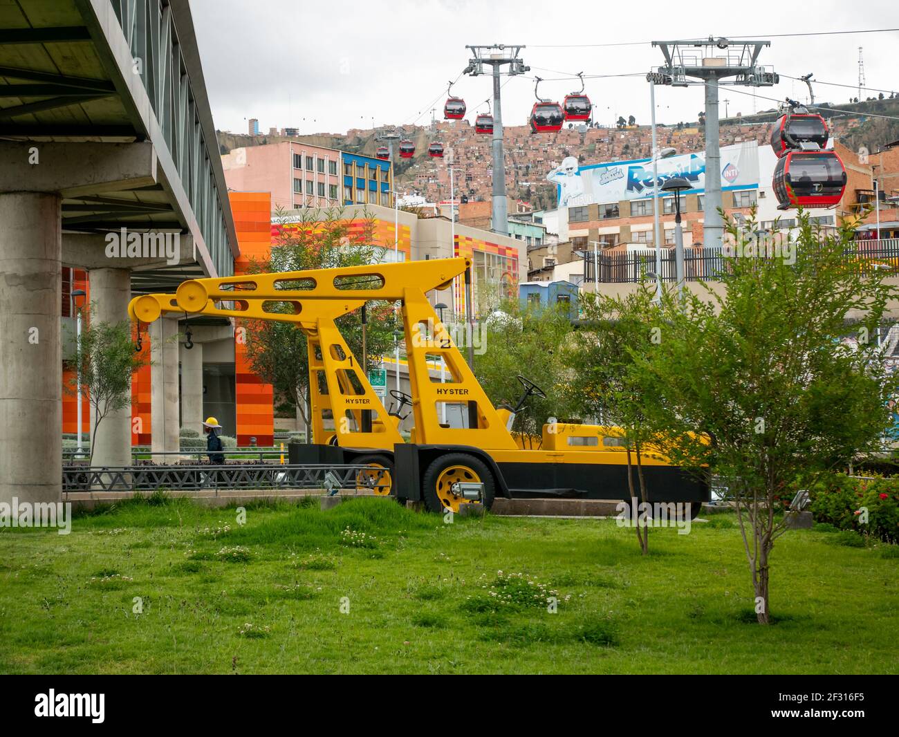 La Paz, Bolivia - Febbraio 11 2021: Antica gru dipinta giallo restaurato e conservato come un'antica alla Stazione Centrale Foto Stock