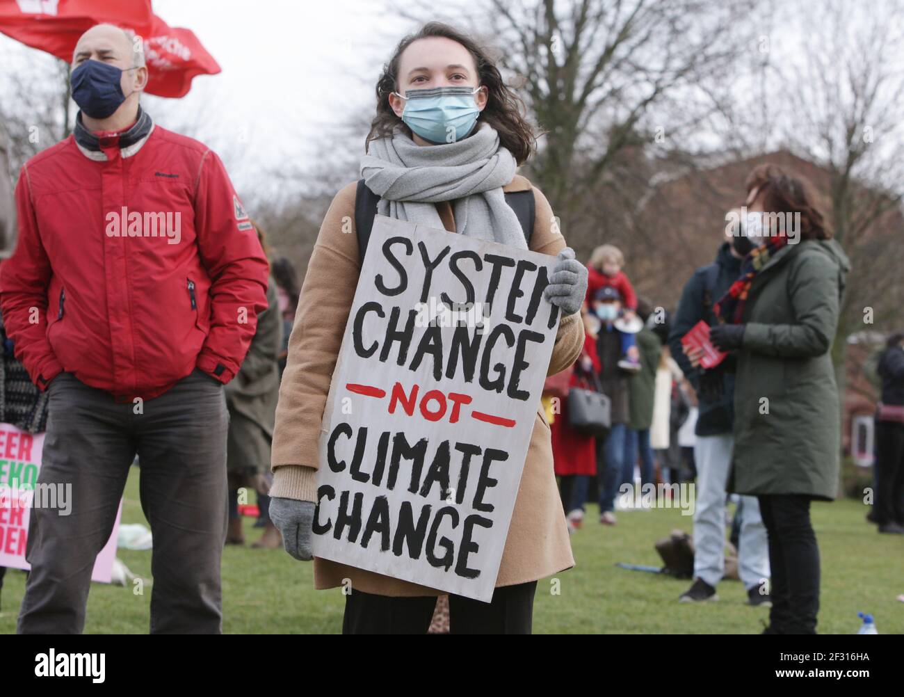 Amsterdam, Paesi Bassi. 14 Marzo 2021. Attivisti e sostenitori dell'ambiente partecipano alla manifestazione contro il cambiamento climatico al Wester Park, in mezzo alla pandemia del coronavirus, il 14 marzo 2021, ad Amsterdam, Paesi Bassi. Attivisti e sostenitori dell’ambiente si sono Uniti nella protesta nazionale contro l’allarme climatico per chiedere un’azione sul cambiamento climatico. (Foto di Paulo Amorim/Sipa USA) Credit: Sipa USA/Alamy Live News Foto Stock