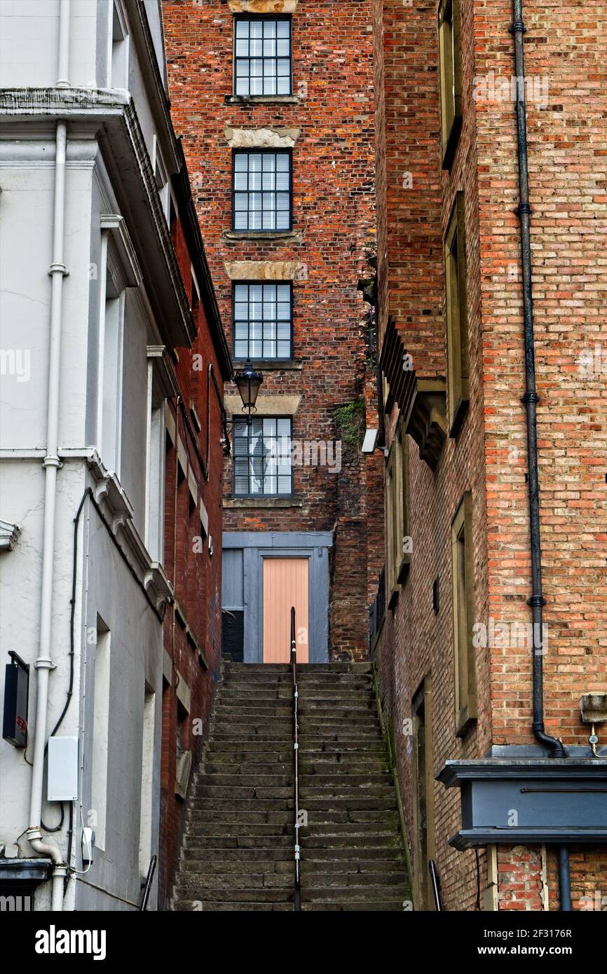 Una scala conduce da Sandhill fino a vecchi edifici a Newcastle, Tyne e Wear Foto Stock