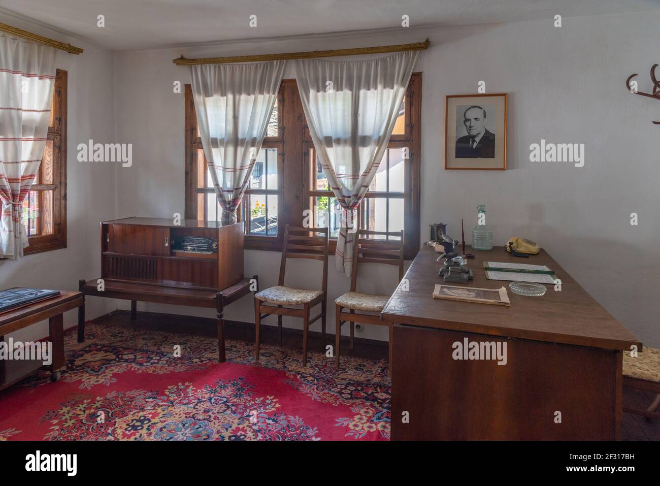 Etar, Bulgaria, 24 giugno 2020: Interno di una casa tradizionale esposta al complesso etnografico di Etar Foto Stock