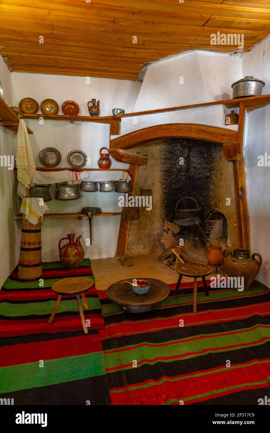 Etar, Bulgaria, 24 giugno 2020: Interno di una casa tradizionale esposta al complesso etnografico di Etar Foto Stock