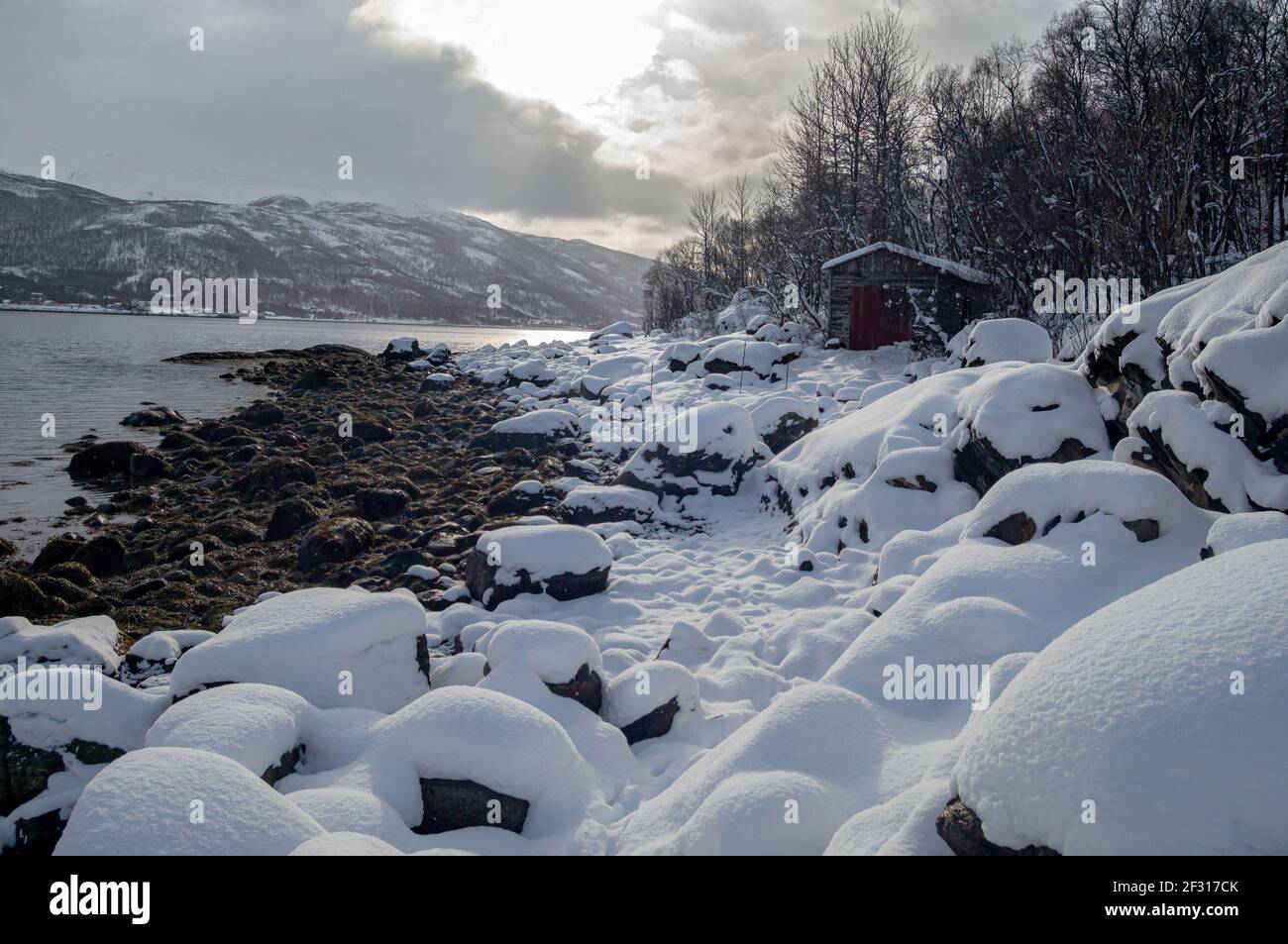 Litorale invernale dopo la nevicata Foto Stock