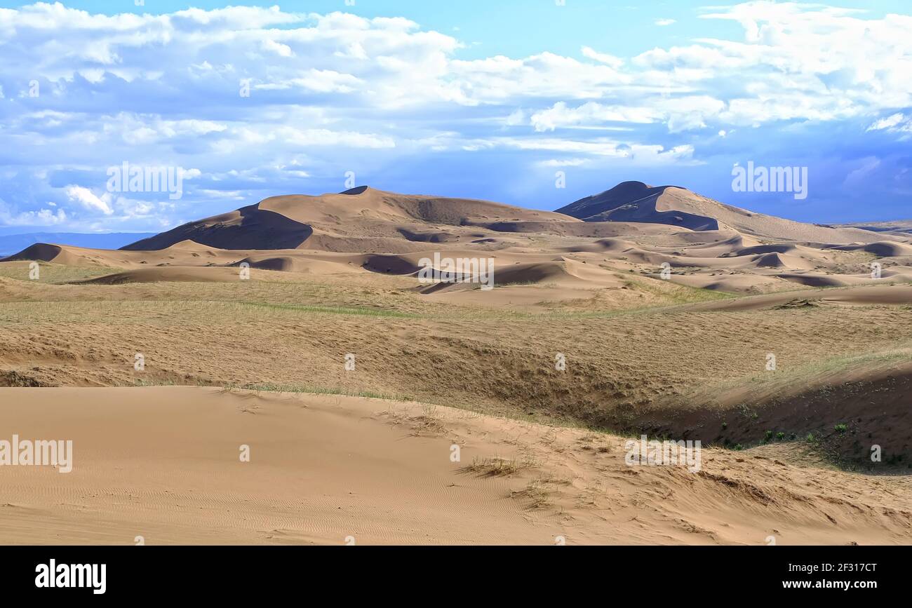 Barkhans in Mongolia. Deserto di dune sabbiose Mongol Els vicino al lago Durgen Nuur. Provincia di Khovd, Mongolia occidentale. Foto Stock