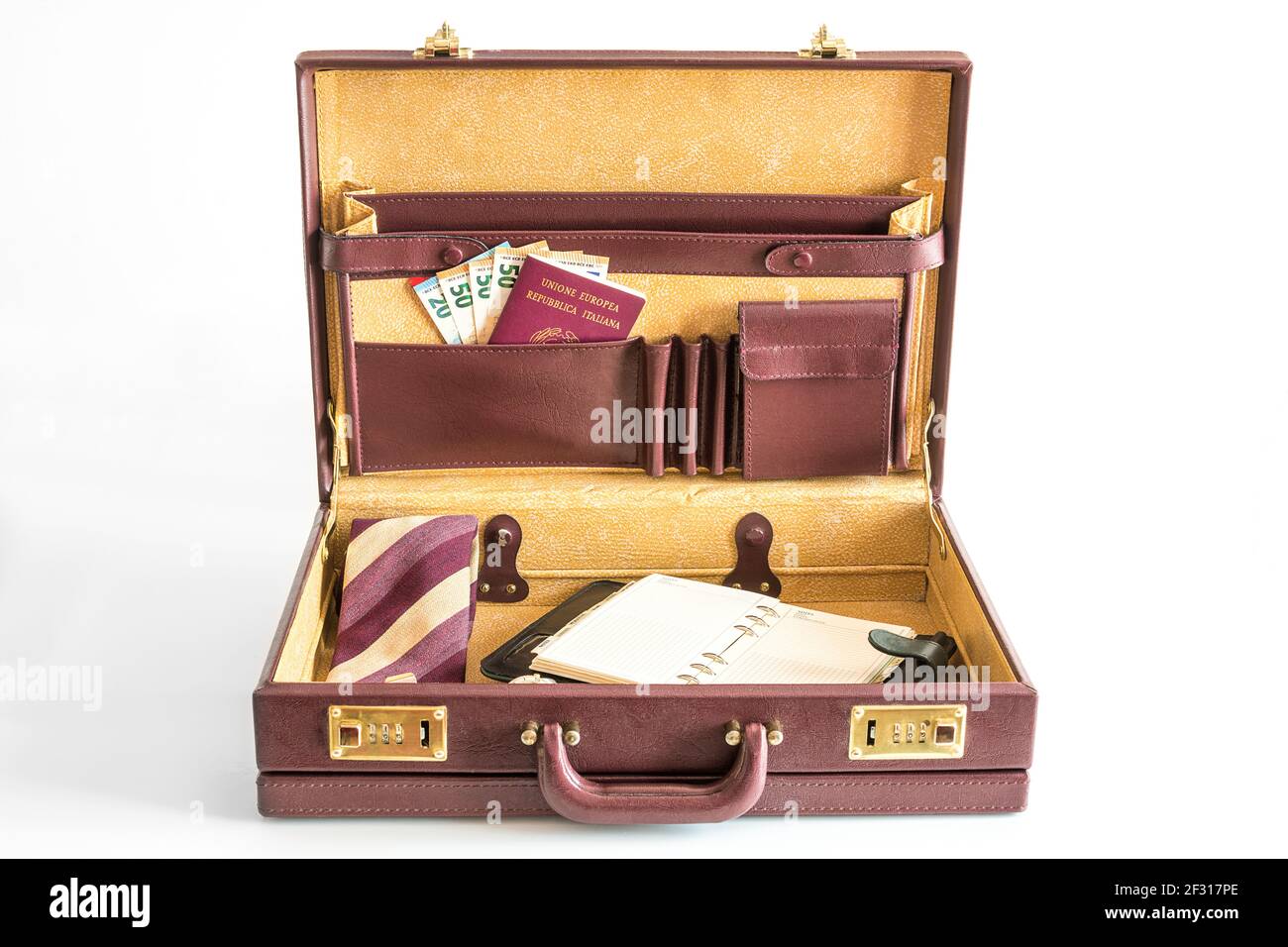valigia di 24 ore con passaporto, banconote, cronografo, organizzatore e cravatta con gemelli pronti all'uso Foto Stock