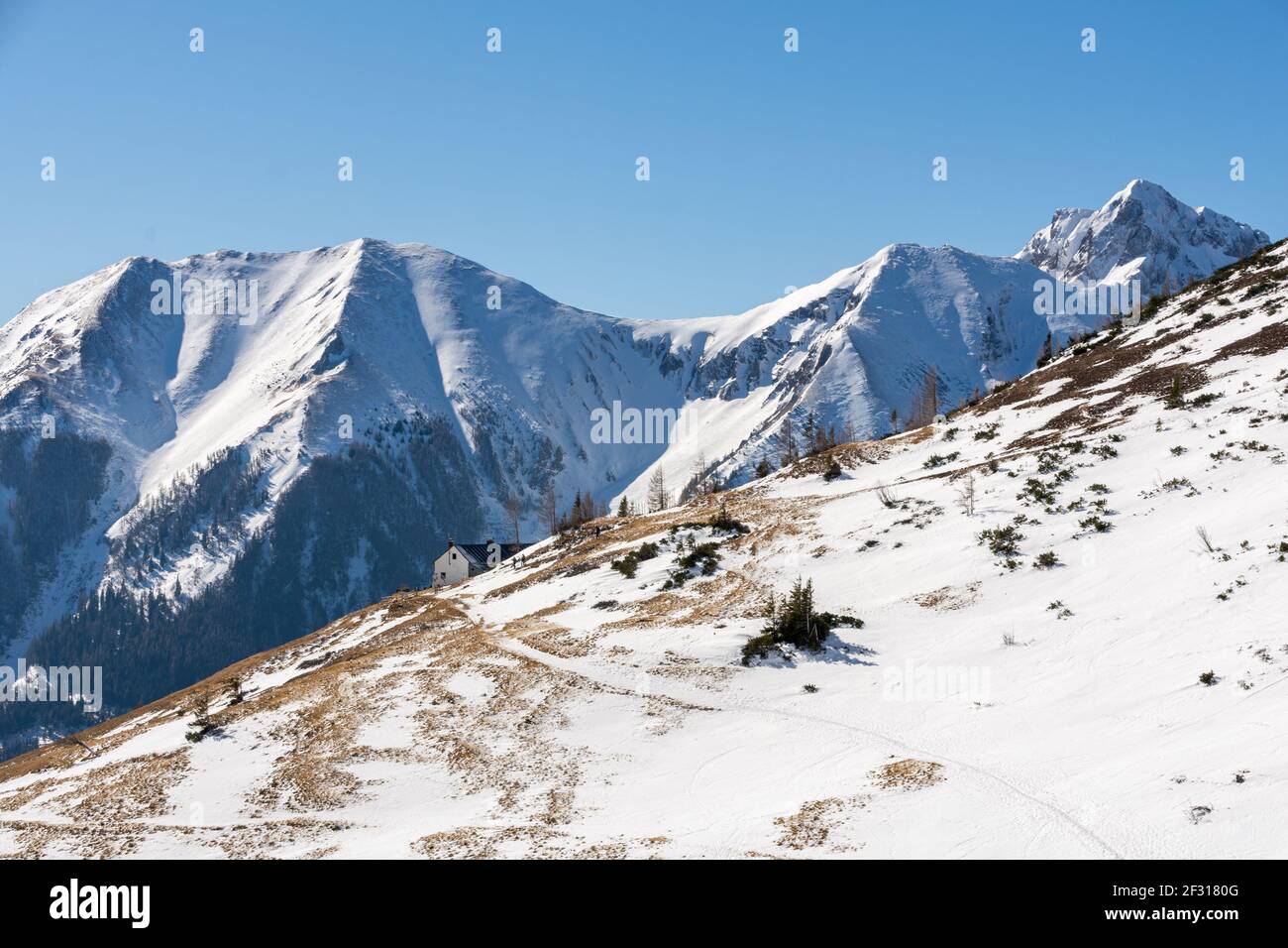 Leobner capanna e innevato Eisenerzer Reichenstein sullo sfondo Foto Stock