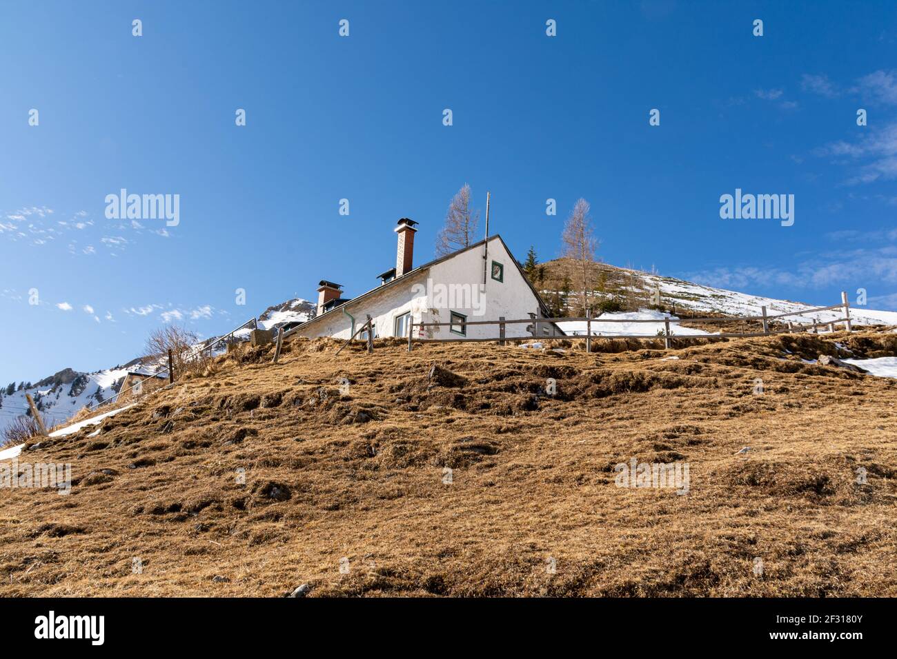 Leobner capanna e innevato picco di Polster sullo sfondo Foto Stock