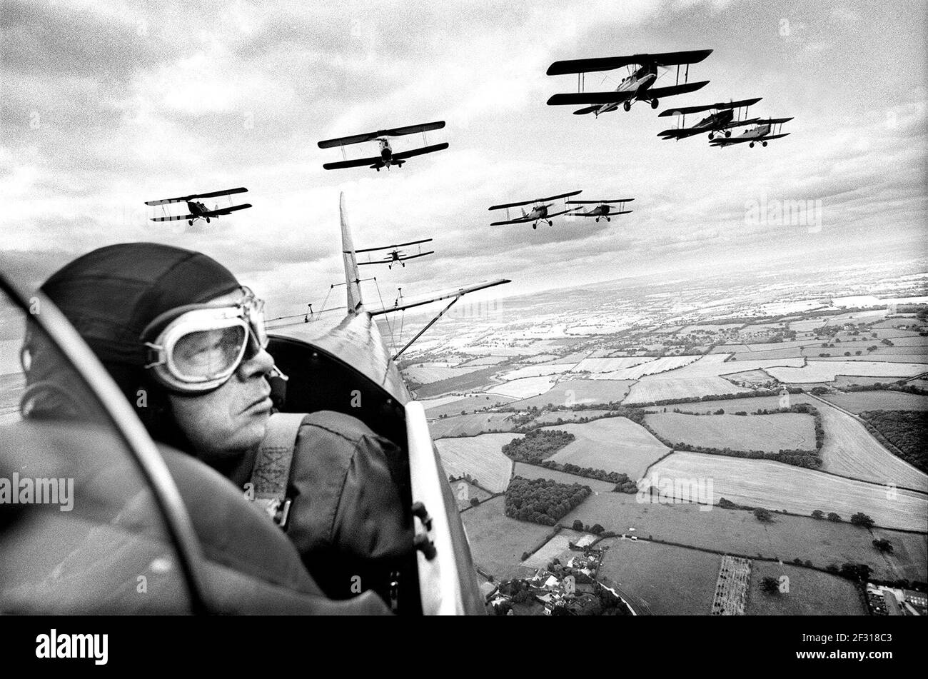 KEN WHITEHEAD (54), ATTUALMENTE CAPITANO DI BA, CHE VOLA DAVANTI ALLA SQUADRA 'DIAMOND 9', HA LA LORO ESPOSIZIONE FINALE IL 1 ° OTTOBRE PRESSO IL 'VECCHIO OPERAIO', SHUTTLEWORTH FIDUCIA IN BIGGLESWADE. GLI AEREI DI FALMA DELLA TIGRE RISALGONO A METÀ DEGLI ANNI 30 E SONO STATI L'AEREO DI BASE DI ADDESTRAMENTO DELLA RAF. Si prega di menzionare la fotocamera Olympus nel captionPhotograph di Andy Paradise Foto Stock