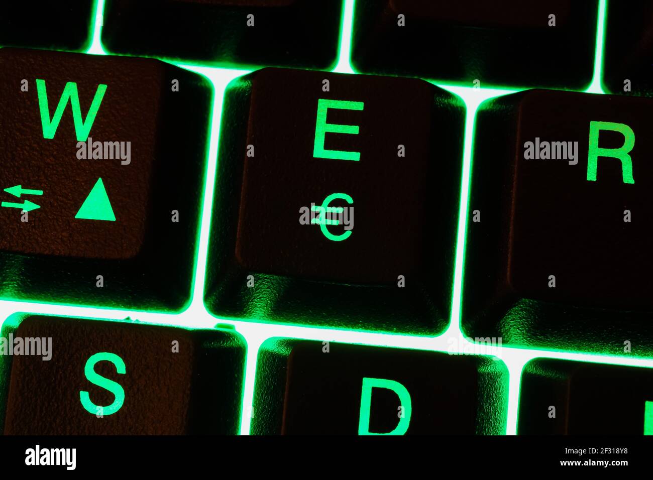 Macro closeup di tasti verdi illuminati con la lettera e e. simbolo valuta  euro sulla tastiera del computer Foto stock - Alamy