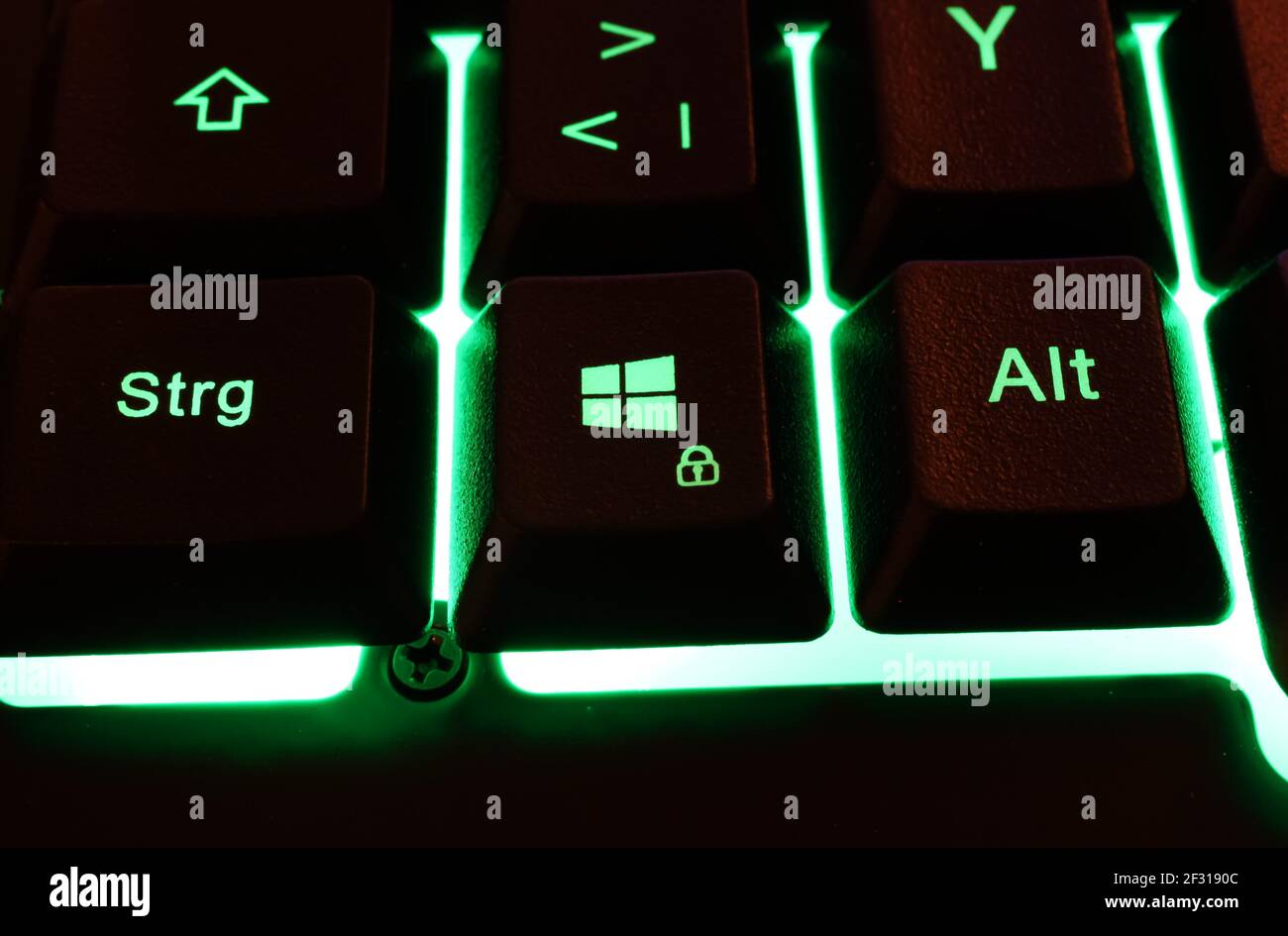 Macro closeup di controllo illuminato verde, tasti alt e Windows sulla tastiera del computer (focus sul centro della parola alt) Foto Stock