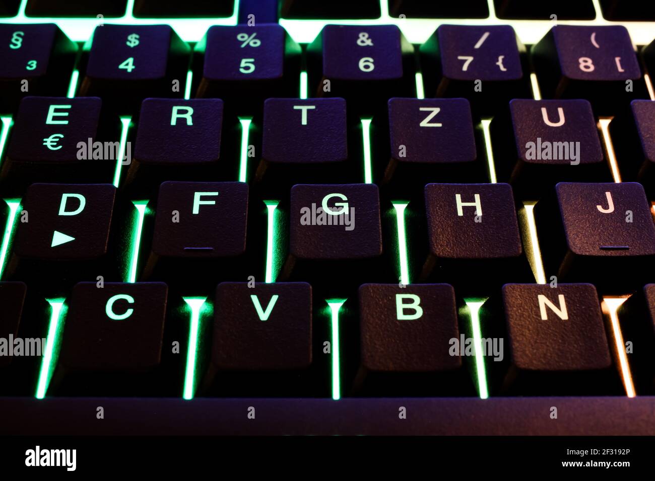 Makro primo piano di tasti illuminati verdi della tastiera del computer  (Mettere a fuoco la lettera G del tasto della lettera Foto stock - Alamy