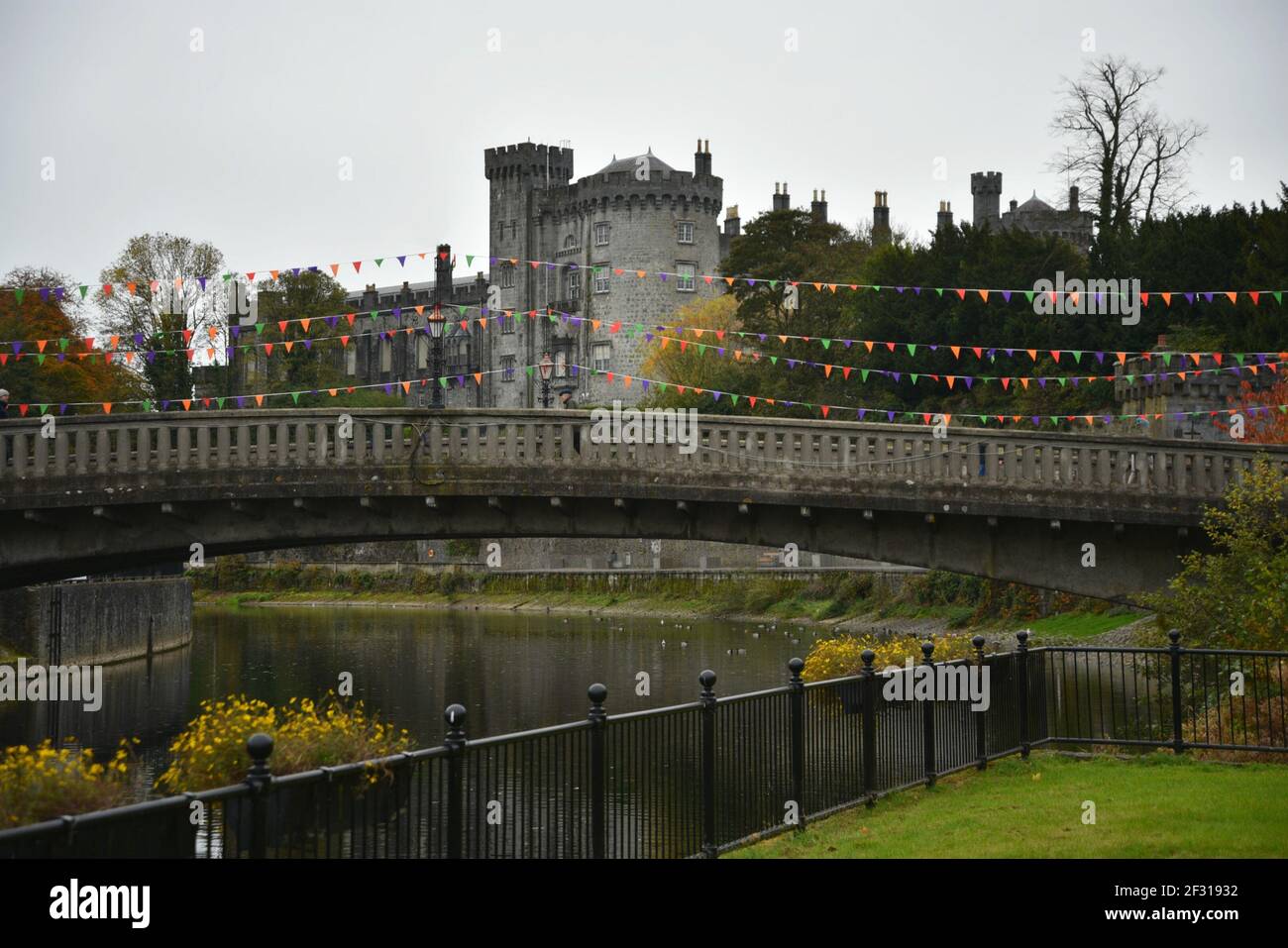 Paesaggio con vista panoramica del castello medievale di Kilkenny sulle rive del fiume Nore a Kilkenny, Leinster Irlanda. Foto Stock