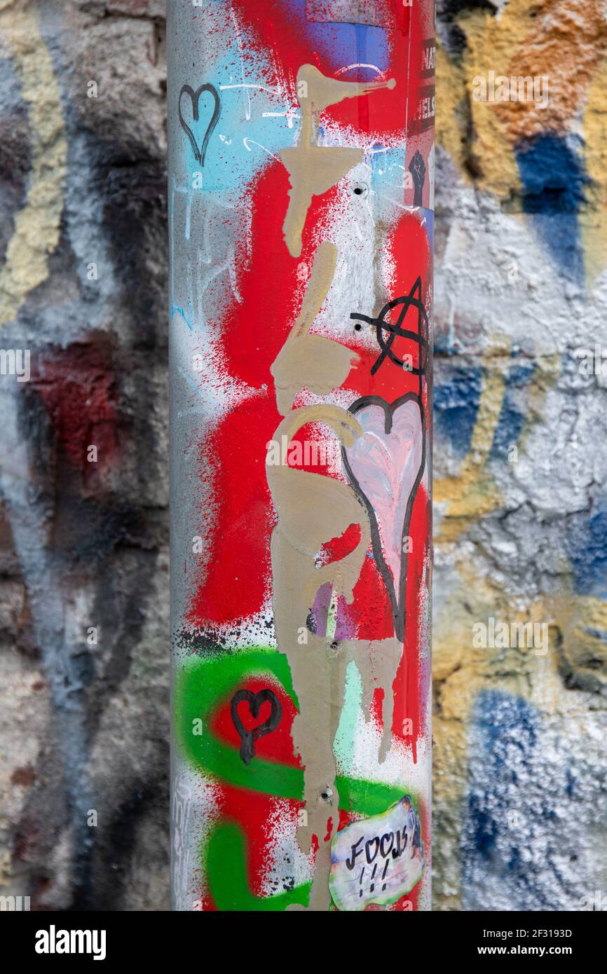 Spruzzare il tubo di scarico coperto da vernice Foto Stock