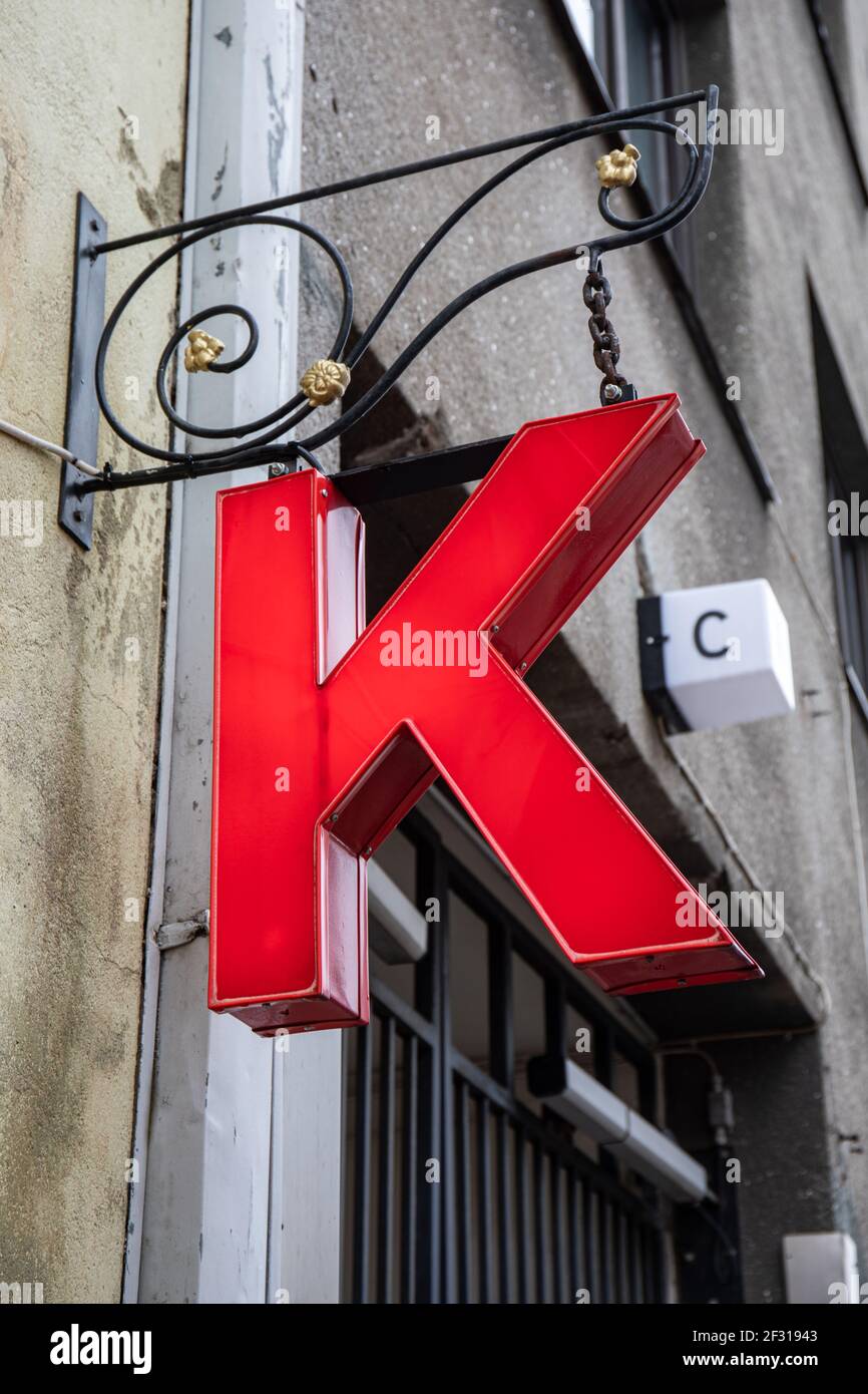 Lettera K al neon rosso nel distretto di Kruunhaka di Helsinki, Finlandia Foto Stock