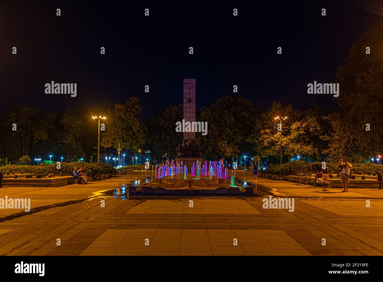 Vidin, Bulgaria, 6 settembre 2020: Vista notturna di una fontana sulla piazza principale della città bulgara Vidin Foto Stock