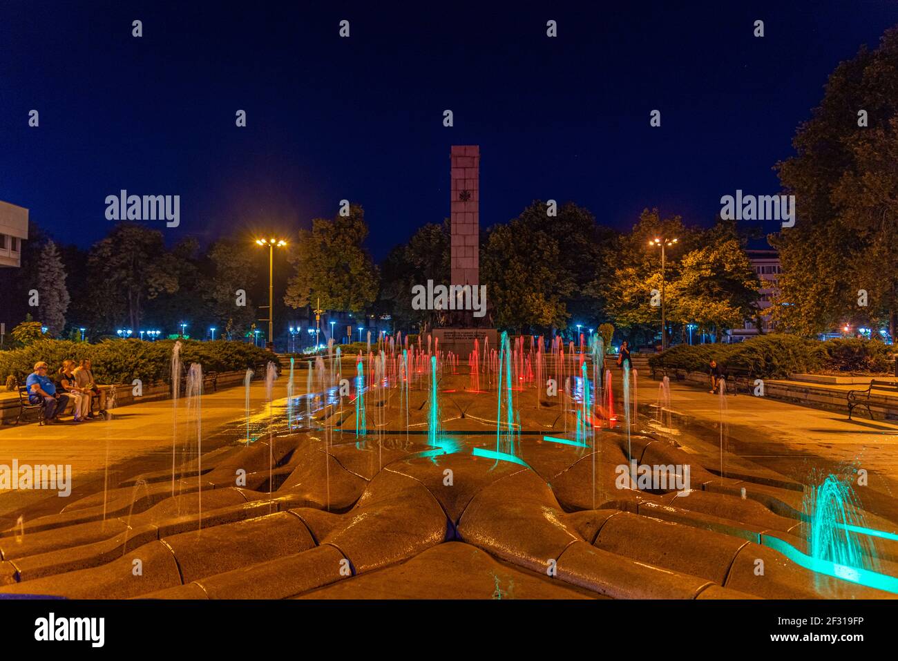 Vidin, Bulgaria, 6 settembre 2020: Vista notturna di una fontana sulla piazza principale della città bulgara Vidin Foto Stock