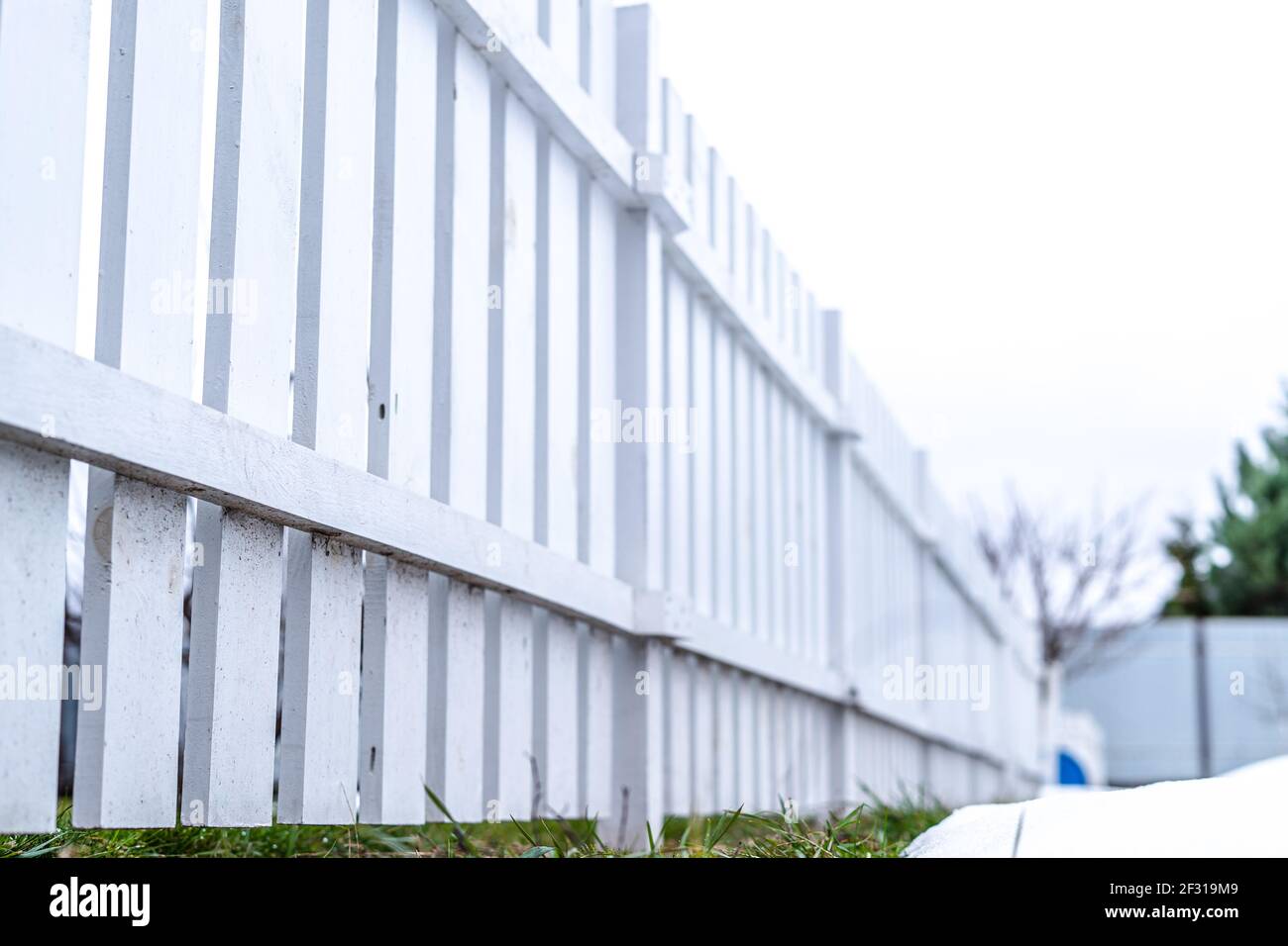 Bella recinzione giardino bianco fatto di legno da vicino Foto Stock