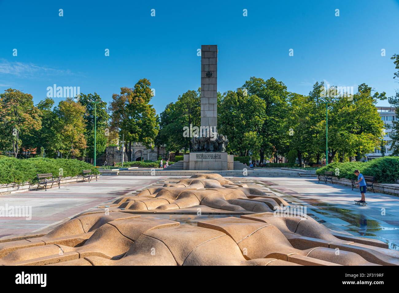 Vidin, Bulgaria, 7 settembre 2020: Vista diurna di una fontana sulla piazza principale della città bulgara Vidin Foto Stock