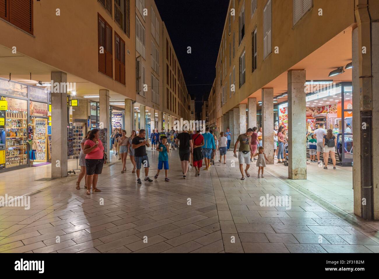 Zara, Croazia, 19 luglio 2020: Vista notturna di persone che passano  attraverso Siroka ulica verso la cattedrale di sant'Anastasia a Zara,  Croazia Foto stock - Alamy