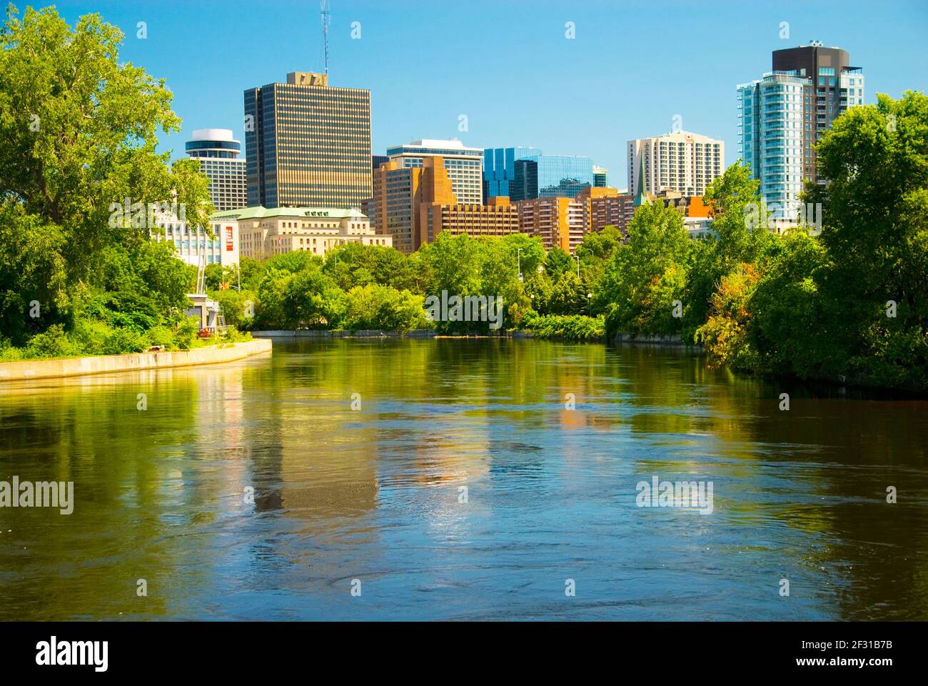 Skyline con Reflection sul fiume Ottawa, Ottawa, Ontario, Canada Foto Stock