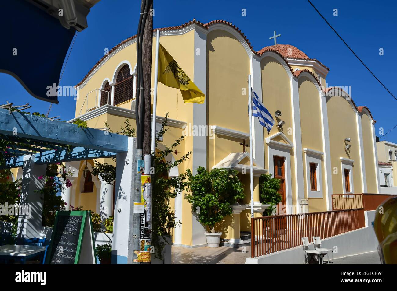 Karpathos-Grecia-Agosto 2019 lo splendido entroterra dell'isola greca di Karpathos con i suoi caratteristici villaggi e le sue case colorate. Foto Stock