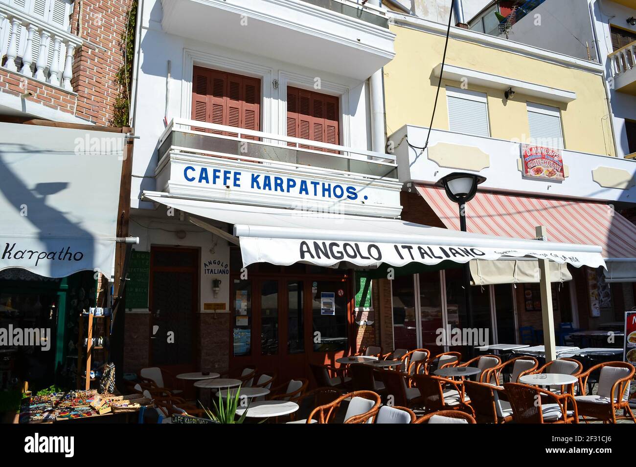 Karpathos-Grecia-Agosto 2019 lo splendido entroterra dell'isola greca di Karpathos con i suoi caratteristici villaggi e le sue case colorate. Foto Stock