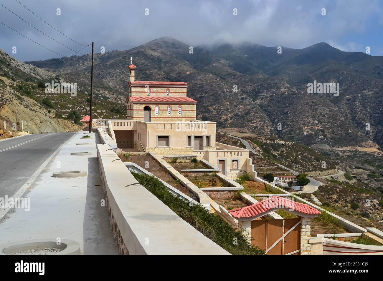 Karpathos-Grecia-Agosto 2019 lo splendido entroterra dell'isola greca di Karpathos con i suoi caratteristici villaggi e le sue case colorate. Foto Stock