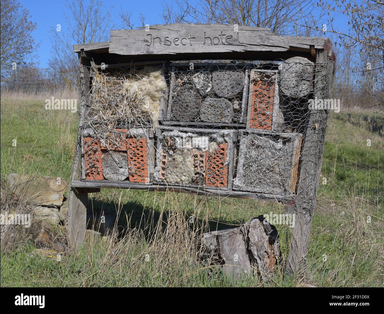 Un nido per una varietà di insetto fatto di materiali diversi in una calda e soleggiata giornata di primavera. Foto Stock